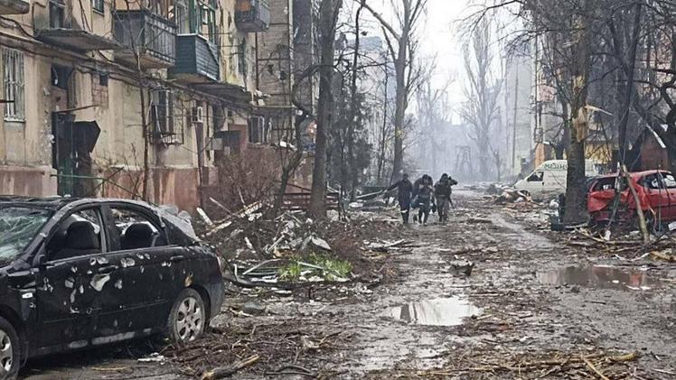 Un fermo immagine tratto da un video delle forze armate ucraine mostra le strade devastate dai bombardamenti a Mariupol (Foto Ansa)