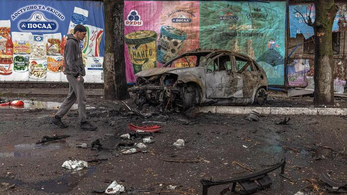 La carcassa di un'automobile carbonizzata in seguito ai bombardamenti a Kharkiv, in Ucraina