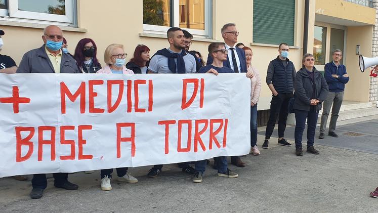 Il sit-in di protesta davanti al municipio di Torri di Quartesolo (Foto Marini)