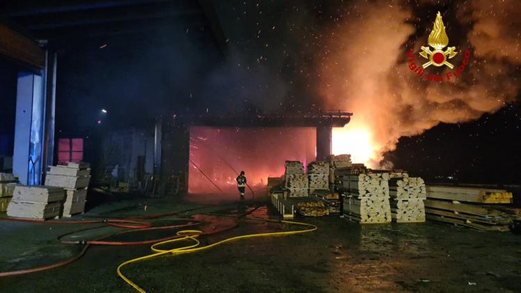 Grosso incendio in via Lazzaretti a Foza sull’Altopiano di Asiago per l’incendio di una falegnameria