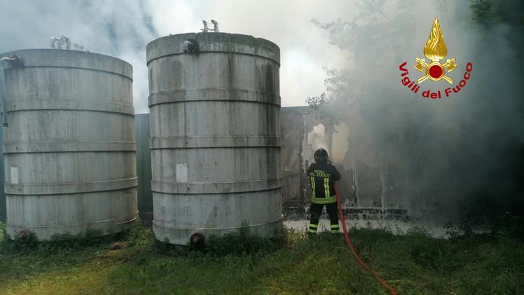 Montegaldella, incendio in un container