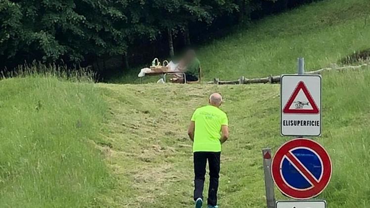 Picnic sulla pista di atterraggio dell'elisoccorso (Foto Facebook Soccorso Alpino e Speleologico Veneto)