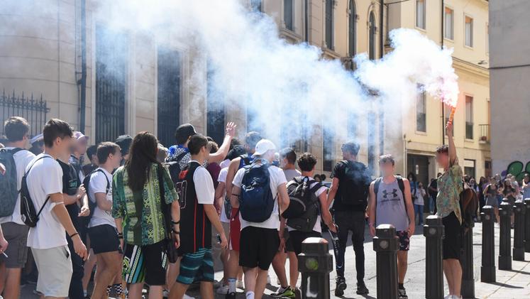 Fumogeni ieri in centro a Vicenza per festeggiare la fine della scuola (COLORFOTO/TONIOLO)
