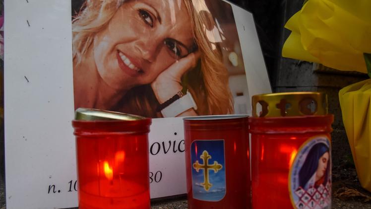 Le candele e i fiori lasciati in ricordo di Lidija in via Vigolo (FOTO TONIOLO)