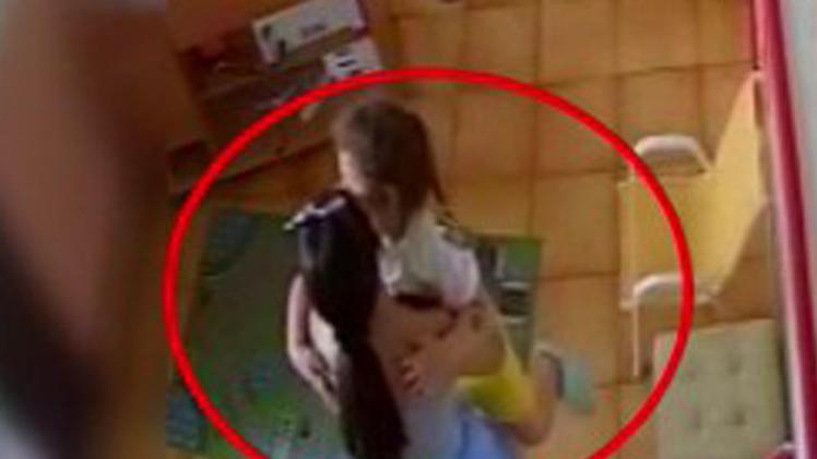Un fotogramma dal video dell'ultimo abbraccio tra Martina Patti e la figlia Elena