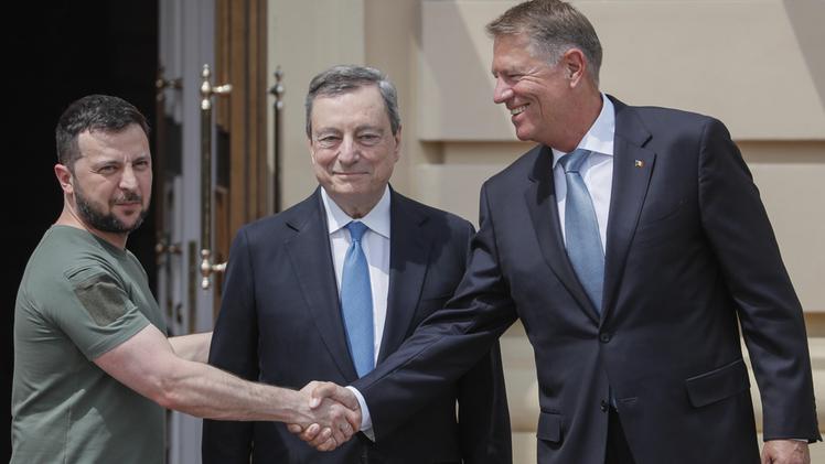 Il presidente ucraino Volodymyr Zelensky a sinistra saluta Mario Draghi e, a destra, il presidente romeno Klaus Iohannis (EPA/SERGEY DOLZHENKO)