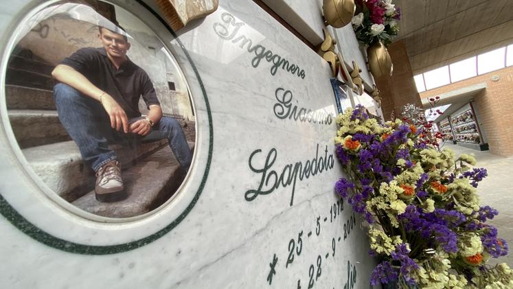 La tomba di Giacomo Lapedota, scomparso a causa di una grave malattia a soli 32 anni nel 2004