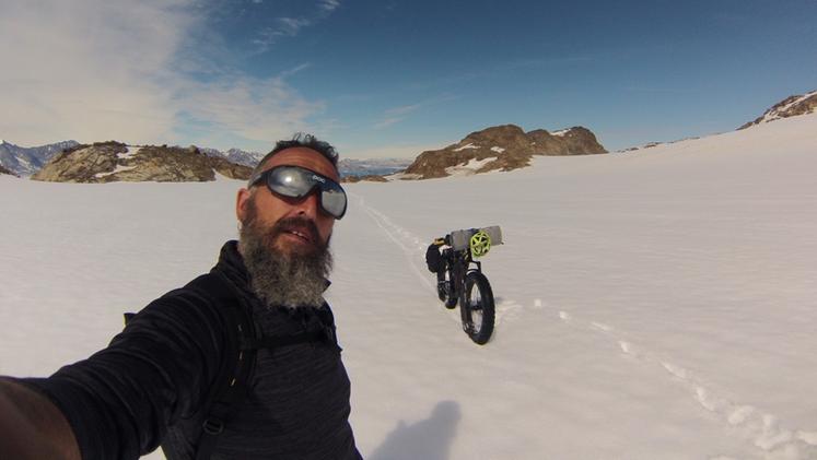 Stefano Farronato con la sua “fatbike” sui ghiacci della Groenlandia