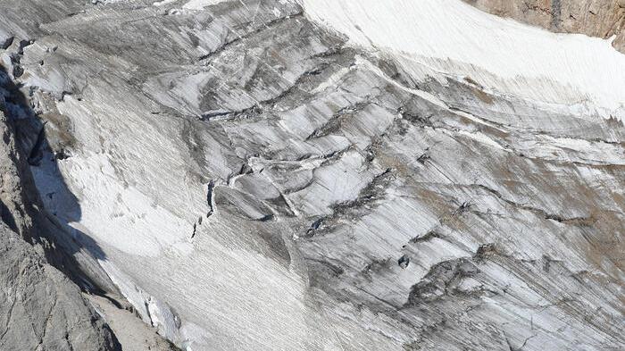 Una veduta aerea ripresa da un elicottero del ghiacciaio della Marmolada (Foto Ansa)