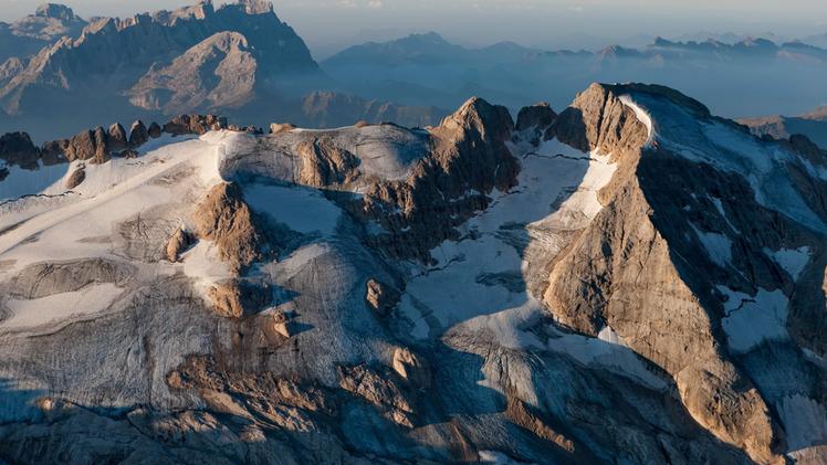 Un’immagine aerea scattata nel 2011 dal fotografo vicentino Stefano Maruzzo ritraeva la Marmolada, la montagna dei vicentini, in condizioni migliori