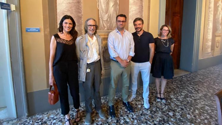 Anna Valle con i colleghi impegnata ieri nella riprese della fiction a Vicenza