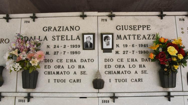 Le tombe degli amici Graziano Dalla Stella e Giuseppe Matteazzi sono una accanto all'altra al cimitero maggiore (Foto COLORFOTO TONIOLO)