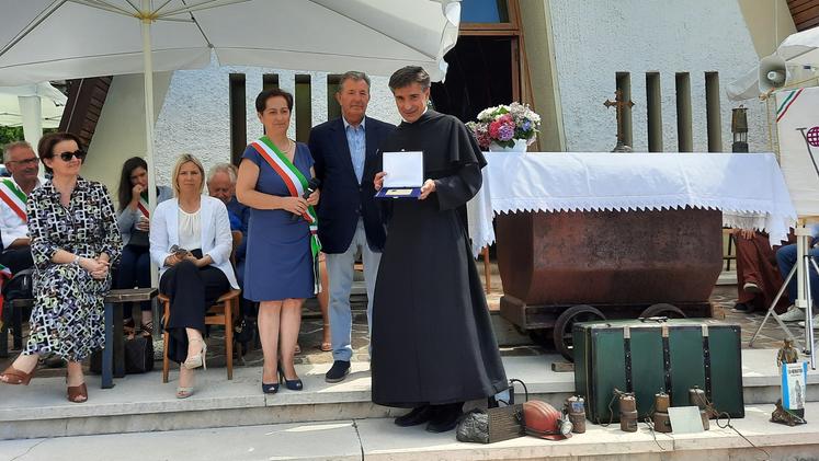 Il padre priore di Monte berico Carlo Maria Rossato riceve la targa d’oro (FOTO RIGONI)