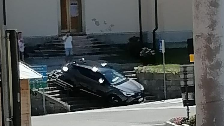 L'auto finita sulle scale della chiesa di Tonezza (Foto G.M.F.)