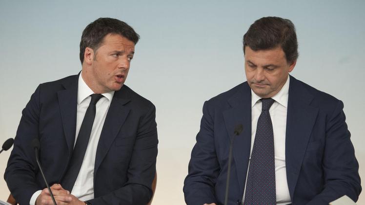Matteo Renzi (a sinistra) e Carlo Calenda (a destra) (Foto ANSA)