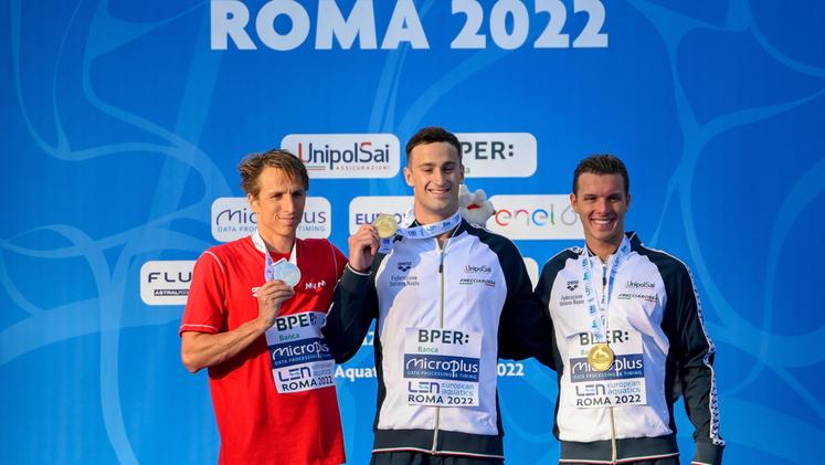 Il podio dei 400 misti con il vicentino Matteazzi (il primo da destra) medaglia di bronzo (Foto EPA/Zsolt Czegledi)