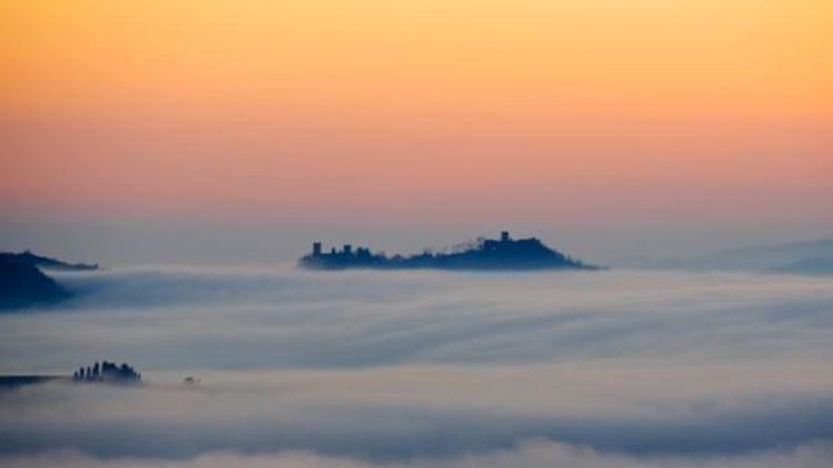 Il fiabesco scorcio dei Castelli di Montecchio che emergono da un mare di nebbia è stato colto dall’obiettivo di Luigi Lascripa 
