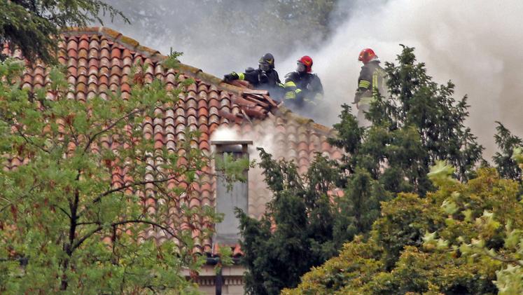 I vigili del fuoco al lavoro a Mirabella di Breganze (FOTO CISCATO)