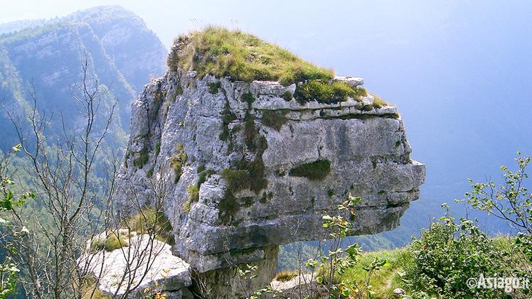 L'Altar Knotto, la formazione rocciosa a strapiombo sulla Val d’Astico da dove è caduto l'escursionista (Foto Asiago.it)