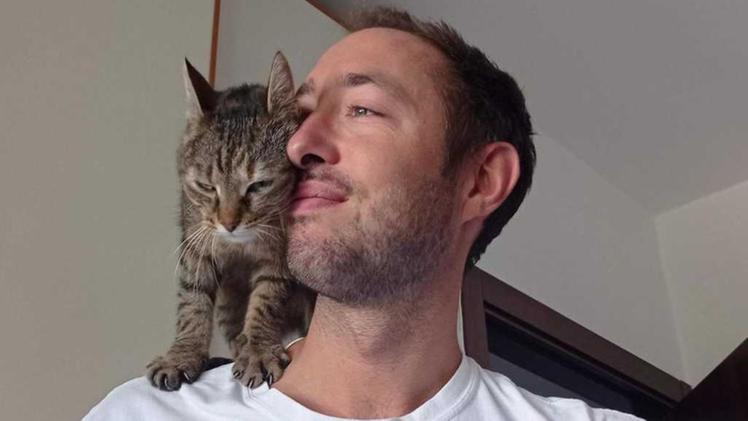Il vicentino Mattia Farronato ha ritrovato la sua gatta Cleopatra (Foto Matteo Marcolin)
