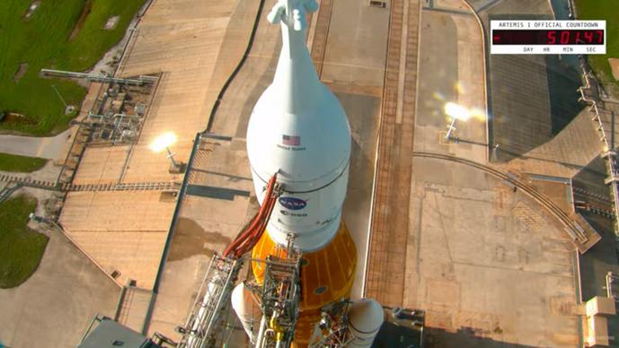 Il razzo Sls con la capsula Orion in attesa del lancio nel Kennedy Space Center (fonte: NASA TV)