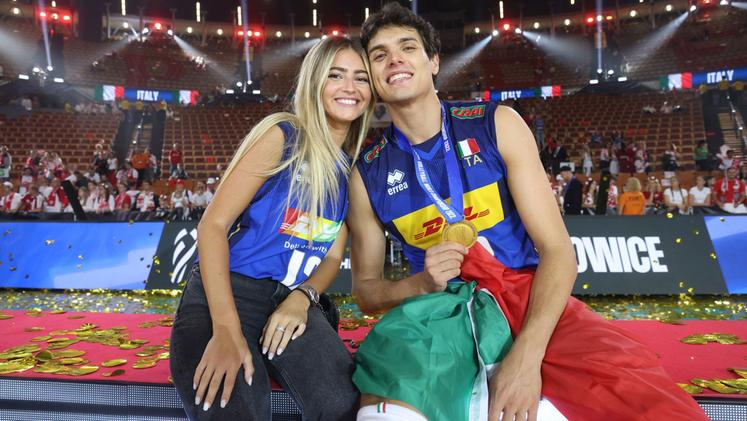 Campione del mondo: Mattia Bottolo, schiacciatore della Lube di 22 anni, con la fidanzata (FILIPPO RUBIN/FIPAV)