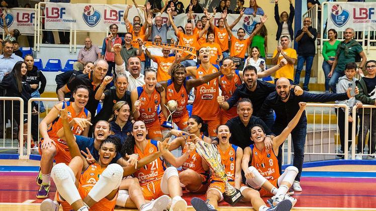 La gioia delle orange dopo l'ennesimo trionfo (Foto Facebook @legabasketfemminile)