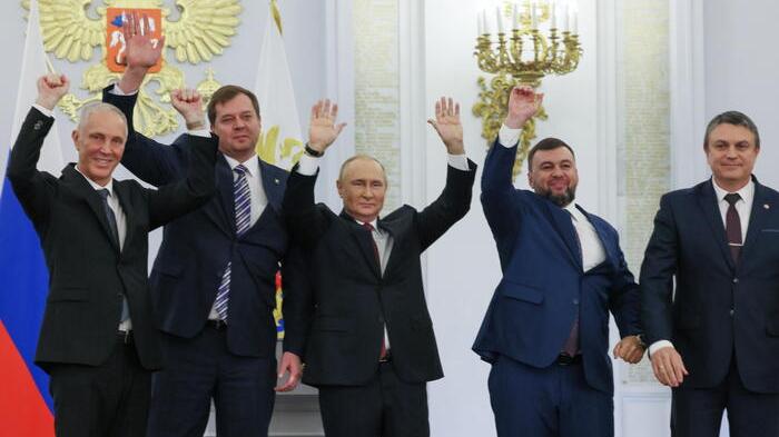 Vladimir Putin ha firmato al Cremlino i trattati di annessione delle regioni ucraine di Donetsk, Lugansk, Kherson e Zaporizhzhia (Foto ANSA/EPA)