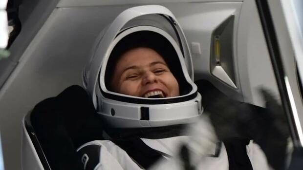 Samantha Cristoforetti, subito dopo il rientro a Terra dalla missione Minerva (Foto Nasa/Tv/Ansa)