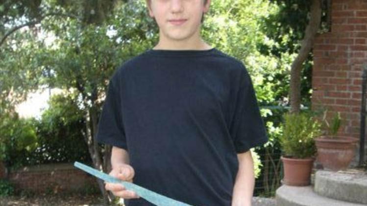 Riccardo Lenner, il ragazzo di 12 anni che ha trovato la spada mentre giocava in Brenta, mostra orgoglioso l’arma votiva di bronzo 