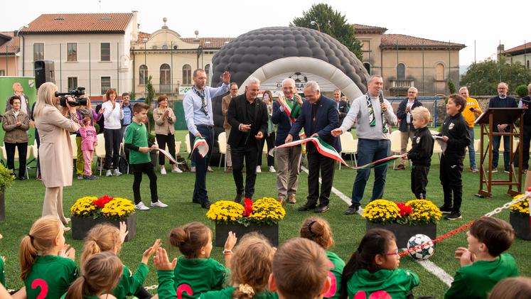 Il taglio del nastro del nuovo campo da calcio per la Pgs Concordia con Roberto Baggio (FOTO DICKY LABS)