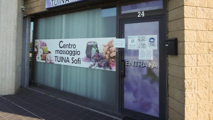 Uno dei centri massaggi chiusi dopo i controlli di polizia a Vicenza (Colorfoto)