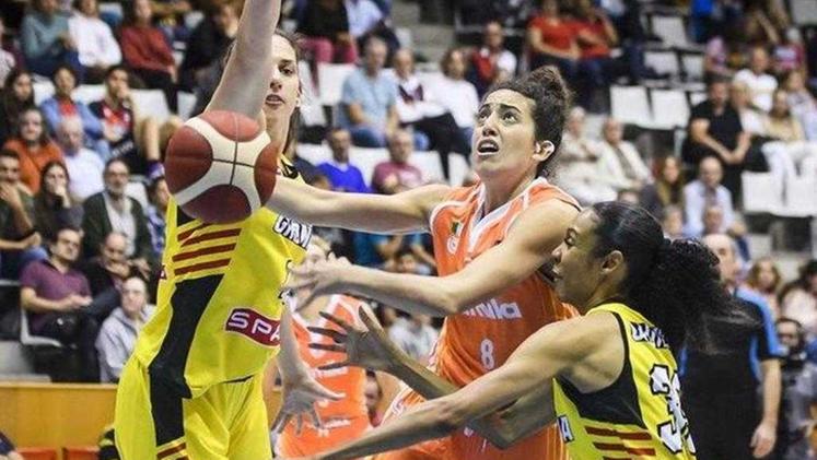 In difficoltà Costanza Verona attacca la difesa del Girona, che ha limitato molto l'attacco arancione (FIBA EUROPE)