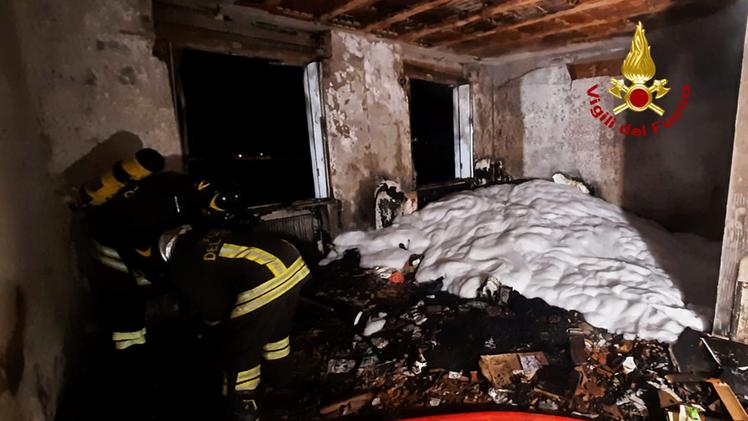 L'appartamento di viale Trieste a Montecchio è stato completante distrutto dal fuoco
