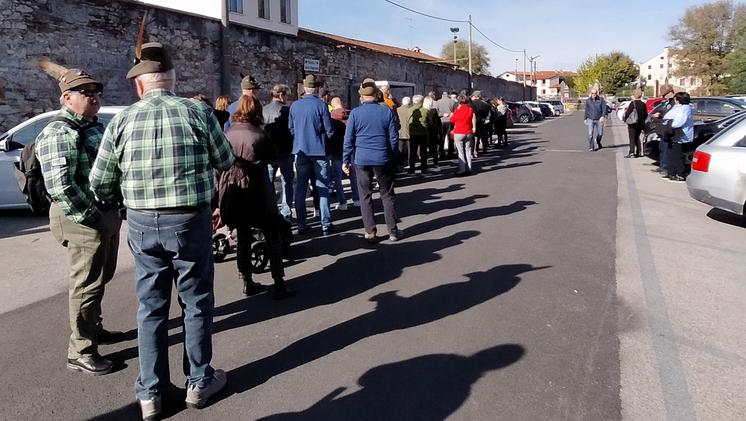 Le lunghe code di persone che ieri erano in attesa di pagare per riprendere l’auto al parcheggio Fogazzaro