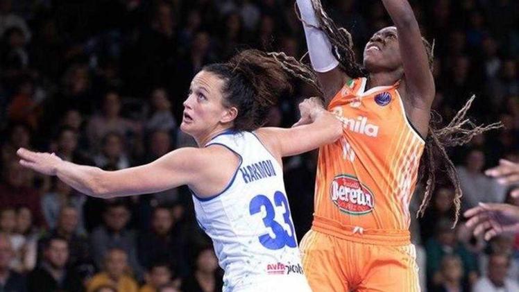 Il duello tra l'ex Famila Jillian Harmon (Landes) e la nuova orange Rhyne Howard (Beretta Schio) FOTO FIBA