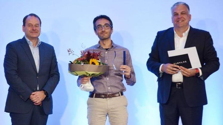 Tre giovani gardesani traducono via software il pianto dei bimbi: nella foto Roberto Iannone premiato agli SwissBioLabs Awards