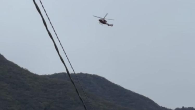 L'elicottero dei pompieri impegnato nelle ricerche dall'alto