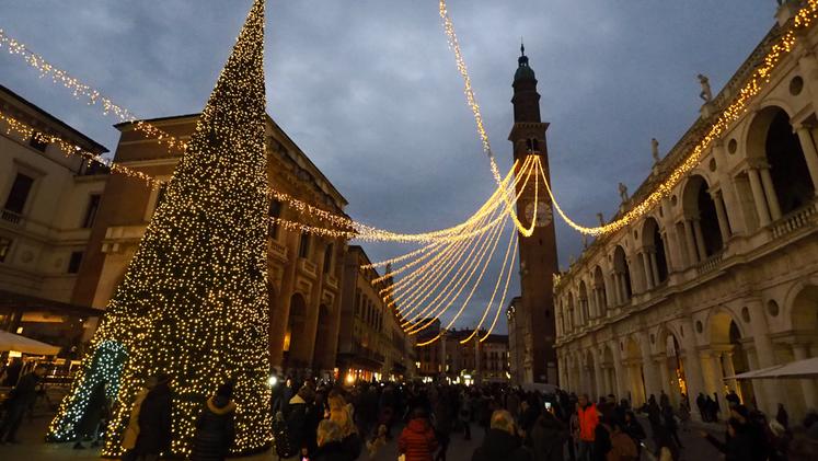 Piazza dei Signori, accese le luminarie a Vicenza (Foto COLORFOTO)