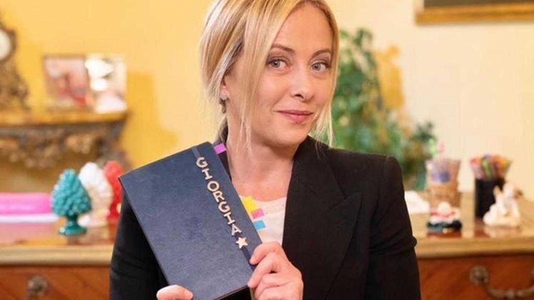 La premier Giorgia Meloni mostra la sua agenda (Foto ANSA)