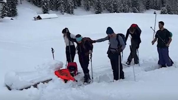 In un frame del video, il gruppo scledense prima della partenza con gli sci per raggiungere il rifugio