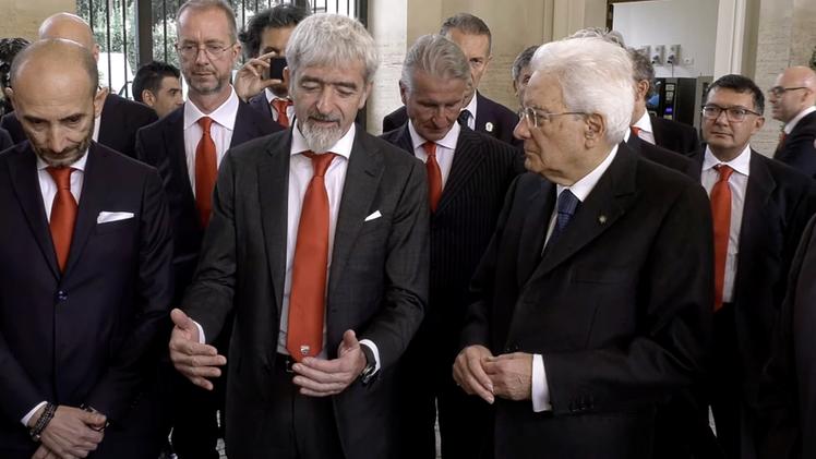 Luigi Dall'Igna con il presidente della Repubblica Mattarella che ha ricevuto al Quirinale il team Ducati campione del Mondo