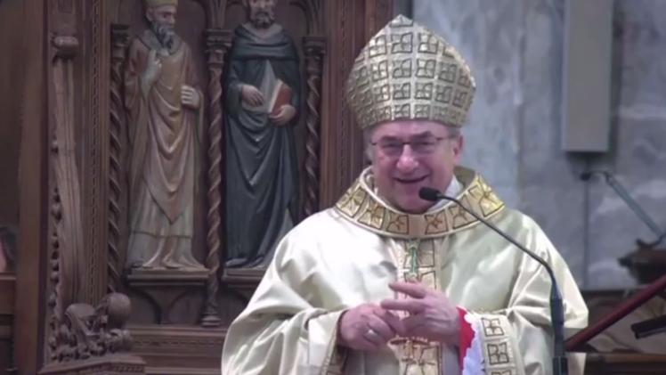 Mons. Corrado Pizziolo, vescovo di Vittorio Veneto (Treviso), durante la messa il giorno di Natale
