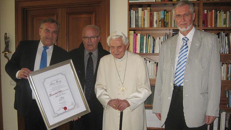 Il Curatorium Cimbricum Bavarense nel 1976 aveva nominato Ratzinger socio onorario della associazione.