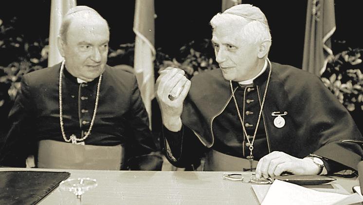 Il cardinale Ratzinger nel 1989 a Bassano per una conferenza, accanto a lui il vescovo Pietro Nonis (Foto archivio GdV)