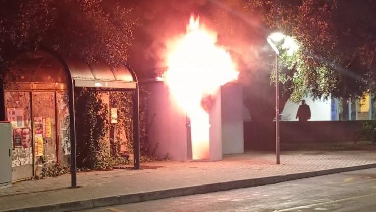 L'incendio dei bagni pubblici in viale De Gasperi