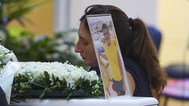 La madre di Andrea Mirabile durante i I funerali del bimbo lo scorso 16 luglio (Foto ANSA/ IGOR PETYX)