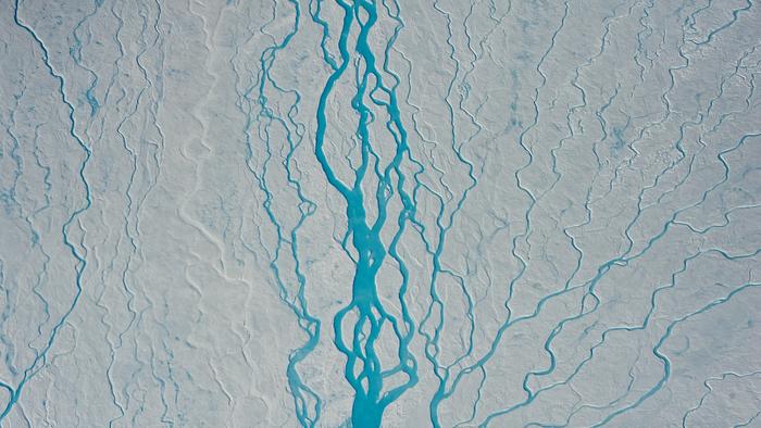 Fiumi prodotti da acque di scioglimento del ghiaccio nella parte centrale della Groenlandia (Fonte: Alfred-Wegener-Institut / S. Kipfstuhl)