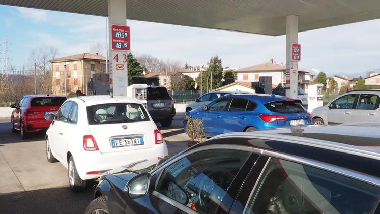 Automobilisti in coda ai distributori di benzina a Vicenza (Foto COLORFOTO)