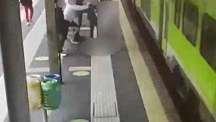 Un frame del video dell'aggressione avvenuta alla stazione di Seregno